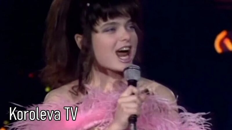 Kokraklarini qollari bilan yopish