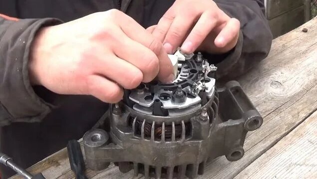 Снятие модуля реле регулятора с генератора Форд фокус 2 100л с 1 6 ...