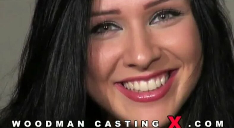 Үлкен кеуделері бар асүйдегі секс