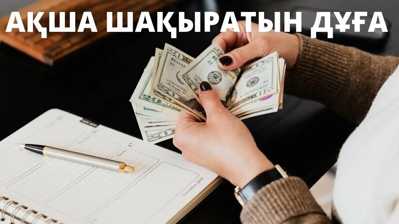 Қыздың ер адамның аузына сиып жатқанын қараңыз
