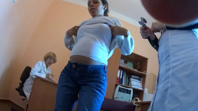 Panties kiygan qiz oyoqlarini suratga yoydi