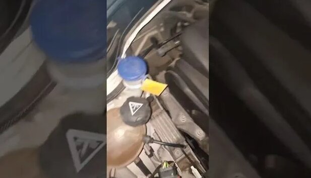 Замена лампы ближнего света на Пежо 207, Peugeot. Replacing the low ...