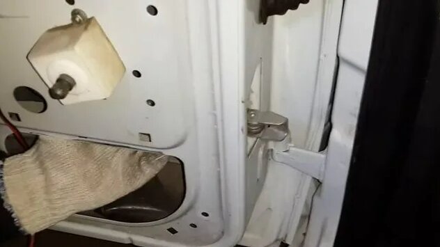 Установка доводчиков (ограничителей) дверей нового образца на Гранту ...