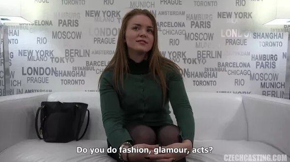 U kochada bir qizni yalangoch yuradi