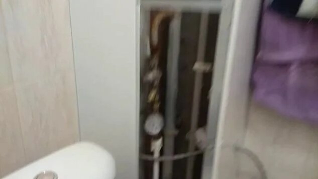 Короб из панелей ПВХ чтобы спрятать трубы в ванной комнате где стояки ...