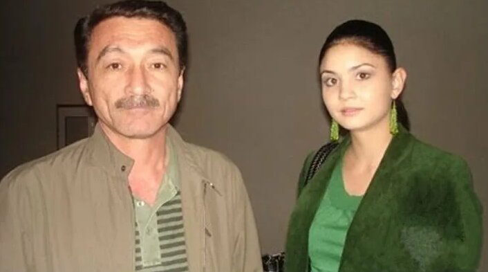 Жатын бөлмеде орыс әйелі мен күйеуі бар