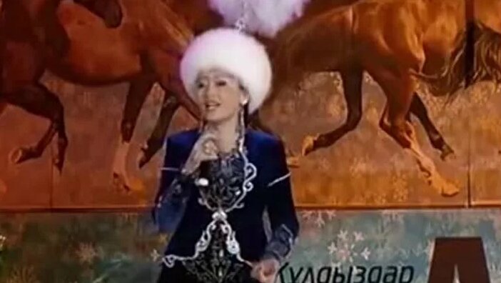 Қыз өзінің кискасын труси арқылы сулап алды