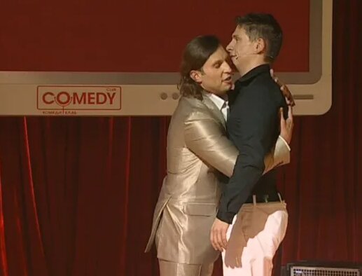 Тізесінде брюнетка вафли