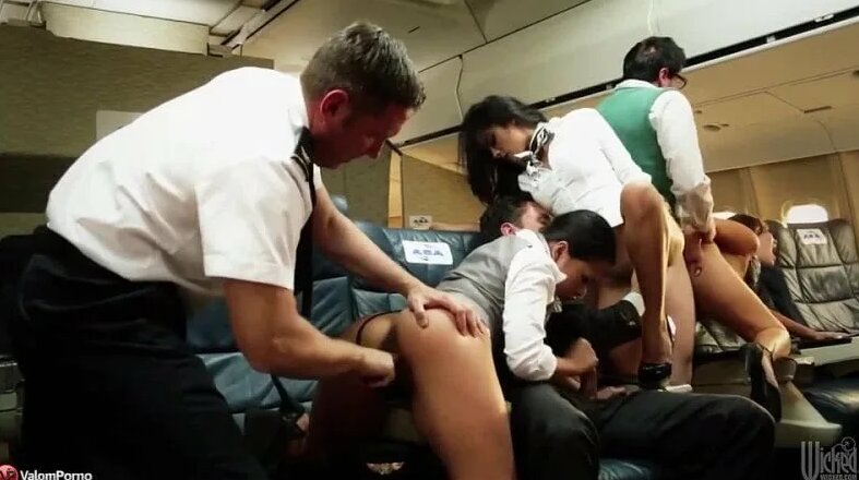 Бау таққан әтеш пен екі стюардессаның порно видеолары