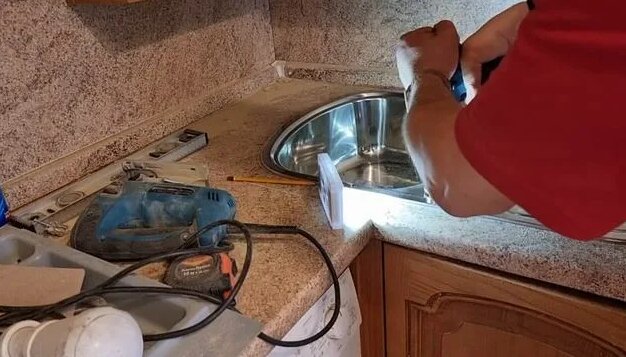 Как и чем сделать отверстие под смеситель в кухонной мойке из ...