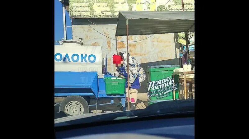 Продажа молока на врубовой: женщина надула бутылку и налила в неё ...
