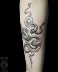 Татуировка женская графика на предплечье две змеи Art of Pai