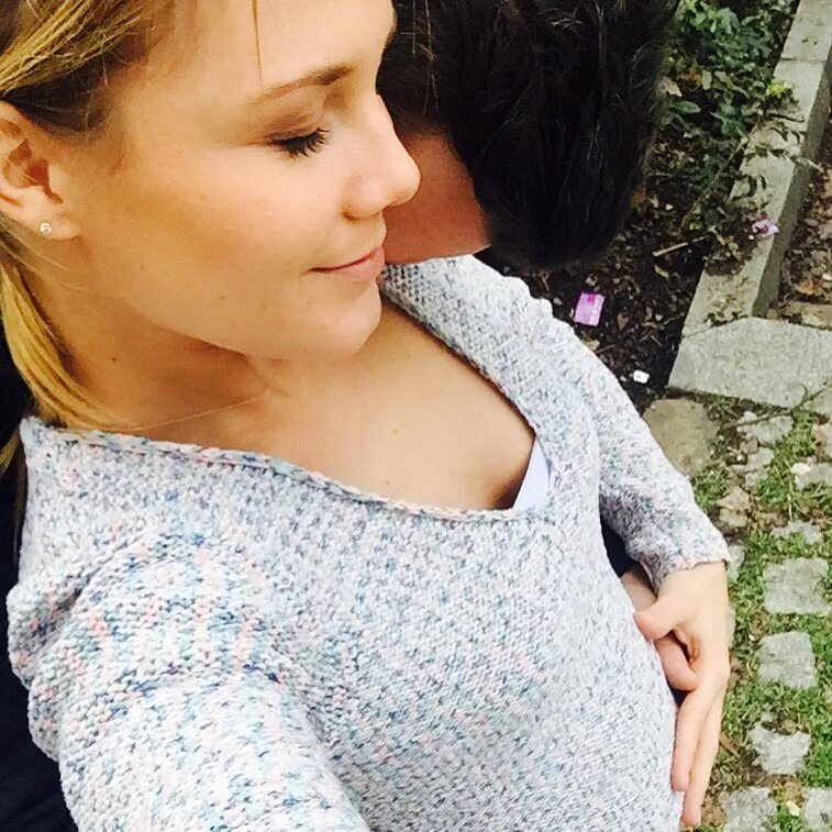 Ａｌｉｎａ Ｍｅｒｋａｕ auf Instagram: "YES! 👶 🏻 🍼 ❤ #pregnant #16ssw #happy&q...