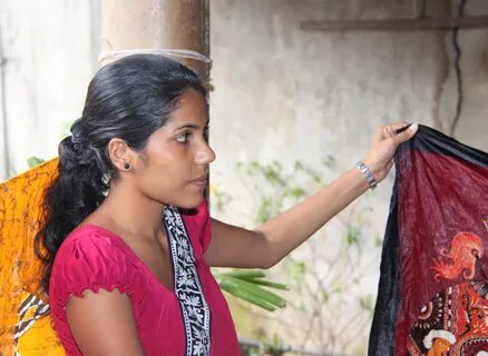 File:Woman in Kandy with batik Sri Lanka.jpg - Wikimedia Com