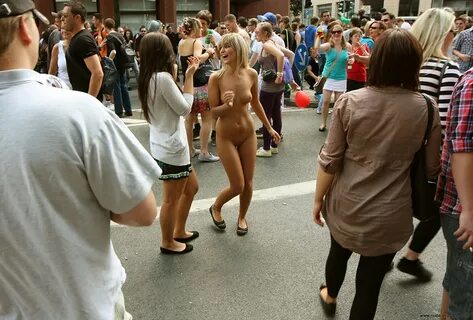 Only One Naked Nude Public - Heip-link.net