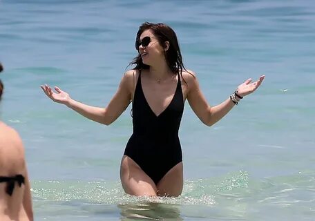 Hailee Steinfeld Wearing A Swimsuit On The Beach In Miami - 