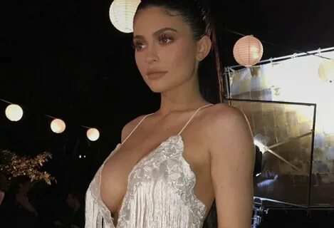 Ξαναφούντωσαν οι φήμες πως η Kylie έκανε πλαστική στο στήθος