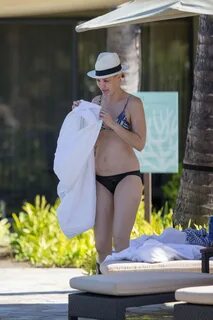 Leslie Bibb in Bikini - on Vacation in Hawaii, December 2016