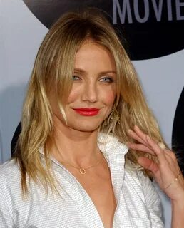 Cameron Diaz wearing her long hair natural and styled open