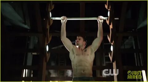 Stephen Amell: Ridiculously Ripped Abs in Shirtless 'Arrow' 