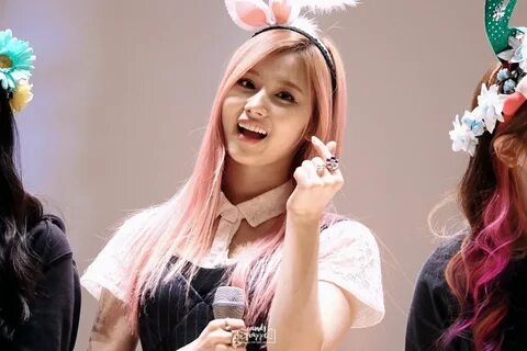 Pin by ᴍᴀʜɴᴏᴏʀ ᴋʜᴀɴ on Twice Sana Her hair, Platinum hair, H