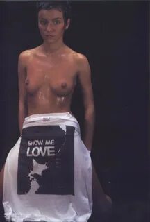 Юлии Волковой показала голую грудь для Show me love.