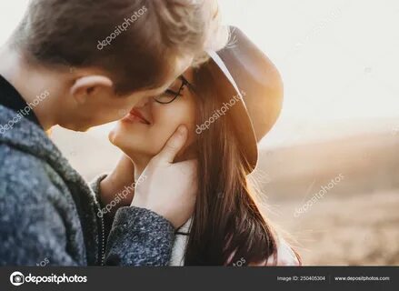 Портрет влюбленной пары, целующейся в то время, когда мужчин