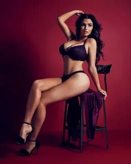 Кто вам больше нравится Abigail Ratchford (Брюнетка) или Lin