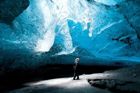 Внутри хрустальной ледяной пещеры в Исландии