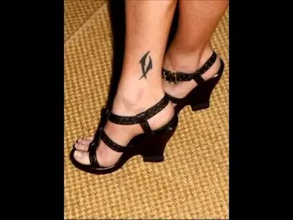 Alyson Hannigan Feet & Legs (Close-Up) - YouTube