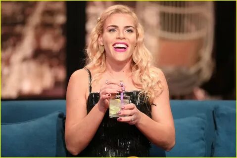 Michelle Williams Makes Busy Philipps Cry with Emotional Spe