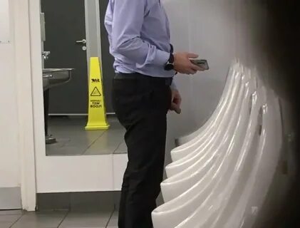 Urinal Peek - video 2 - ThisVid.com