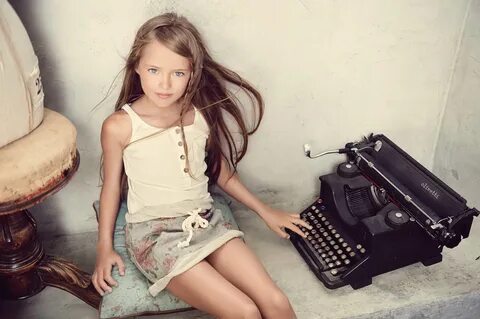 Ручное изменение размера обои взгляд, девочка, пишущая машин