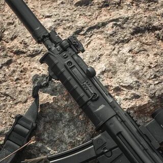 Anyone knowledgeable enough to ID the front sight/picatinny 