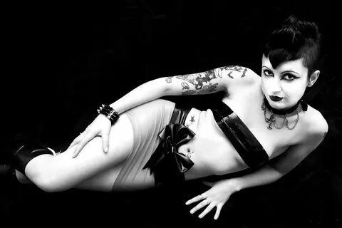 Sexy goth model Debz - Photo #33