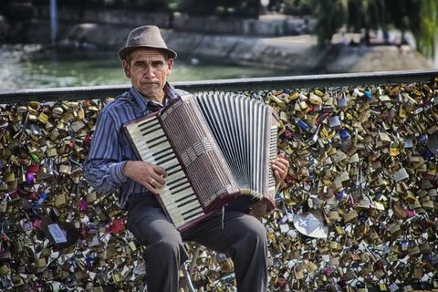 File:An accordion player on the Pont des Arts, Paris 2013.jp