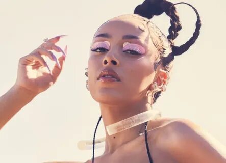 Doja Cat shows a snippet of her new song on instagram live