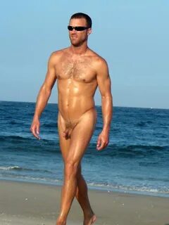 Обнаженный парень на пляже (110 фото) .