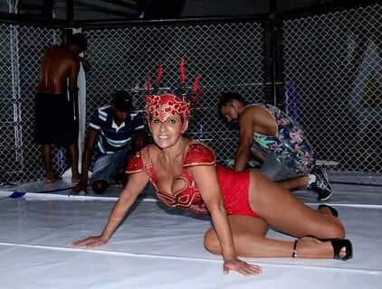 Carnaval 2018: Rita Cadillac faz ensaio sensual em barracão 