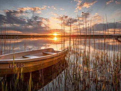 Озеро с лодкой (91 фото)