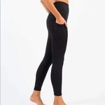 ZYIA ACTIVE Black Cropped Capri Athletic Leggings Yoga Pants