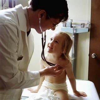 File:Doctor uses a stethoscope to examine a young patient.JP