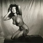 ▷ Bettie Page Topless in Studio by Bunny Yeager, 1954 Photog