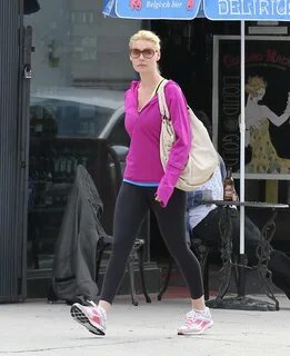 Katherine Heigl shows off her ass in tights while shopping i