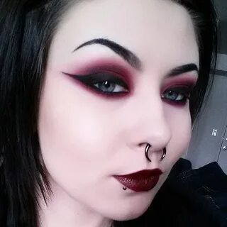 If i was your vampire . Vampire makeup, Gothic makeup, Makeu