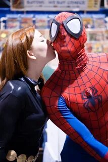 Black Widow Kissing Spider-man Long Beach Comic Con 2011 a. 