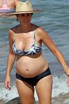 Jamie-Lynn Sigler Show off her baby bump in a bikini while o