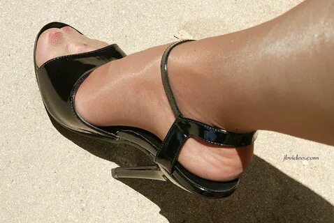 Mika Tan Feet (21 photos) - celebrity-feet.com