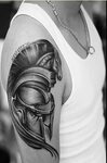 Um braço masculino Roman capacete tatuagem padrão recomendad