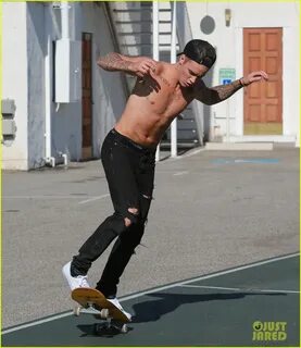 Justin Bieber Shows Off His Shirtless Body While Skateboardi